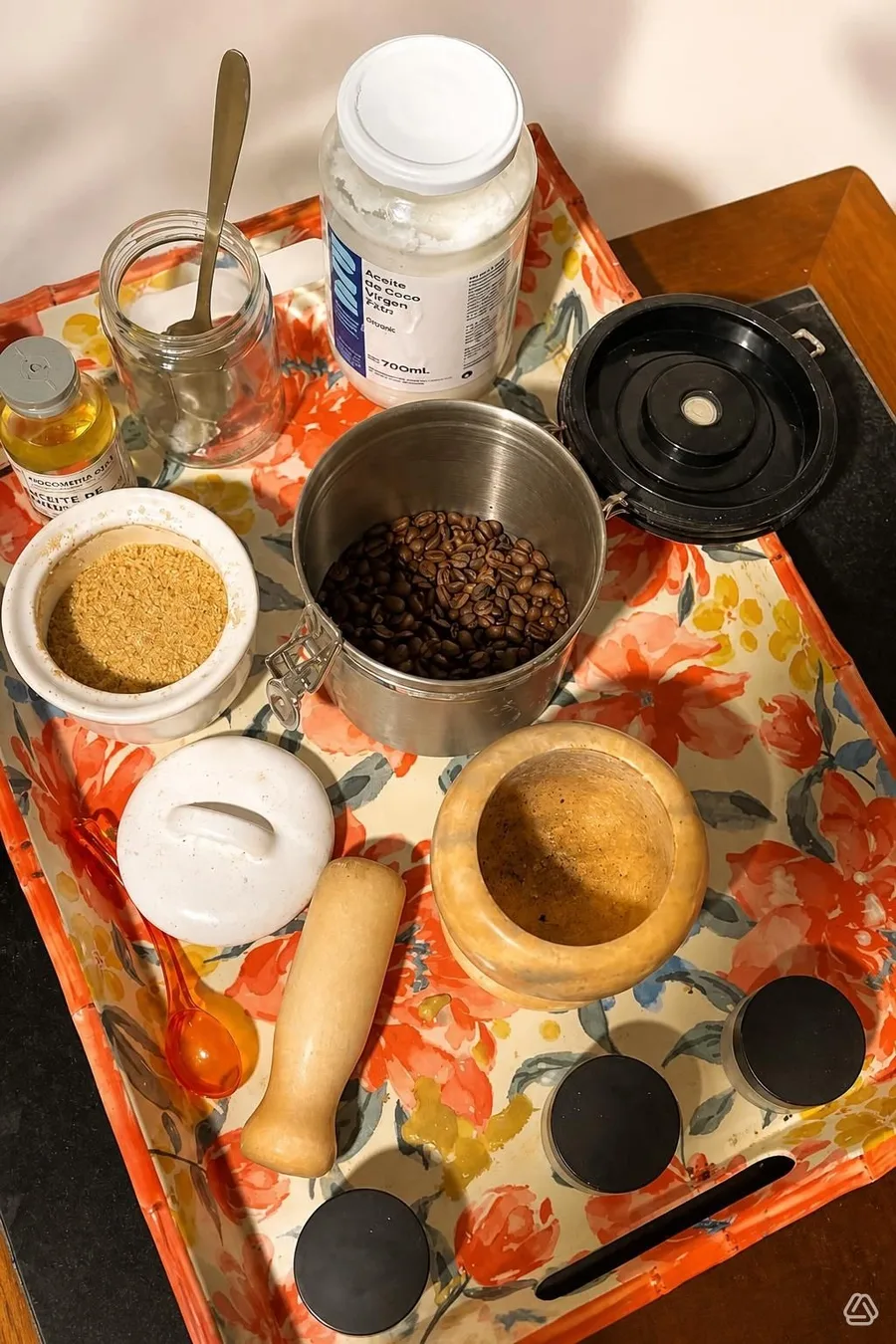 Bandeja de trabajo con mortero, café, aceite de coco e ingredientes